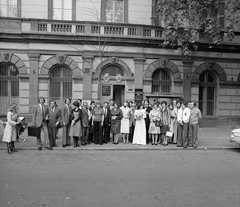 Magyarország, Budapest IX., Bakáts tér 14., 1979, Fortepan, esküvő, csoportkép, Skoda-márka, házszám, Budapest, Fortepan #21019