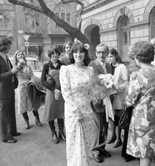 Magyarország, Budapest IX., Bakáts tér, háttérben a Ráday utca., 1979, Fortepan, esküvő, csoportkép, Budapest, Fortepan #21020