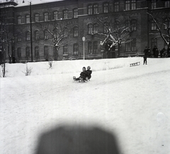 Magyarország, Budapest XI., Ménesi út, háttérben a 27. számú épület az Irgalmas nővérek központi háza, ma szeretetotthon., 1938, Belházy Miklós, Budapest, Fortepan #210212