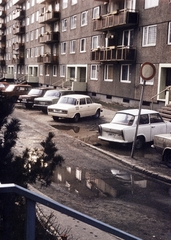 Magyarország, Újpalota, Budapest XV., a Zsókavár utca 46-62. számú tömb a Zsókavár utca 36. felől., 1975, Belházy Miklós, panelház, Budapest, rendszám, Skoda 100, Trabant 601, színes, Fortepan #210217