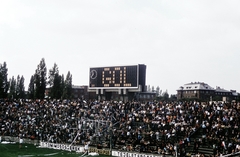 Magyarország, Budapest IX., Üllői út, FTC stadion, háttérben a KÖJÁL (később ÁNTSZ, majd Nemzeti Népegészségügyi Központ) épületei., 1974, Belházy Miklós, eredményjelző, Budapest, színes, Fortepan #210225