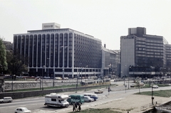 Magyarország, Budapest V., kilátás a Széchenyi Lánchídról az Eötvös tér felé, balra az Atrium Hyatt, jobbra a Forum szálló., 1985, Belházy Miklós, Budapest, színes, Fortepan #210230