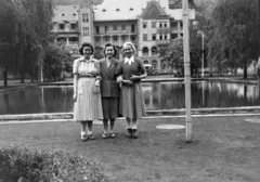 Magyarország, Lillafüred, Miskolc, Palotaszálló a park felől., 1953, Bernhardt Ágnes, csoportkép, nők, kart karba öltve, tó, Fortepan #210235