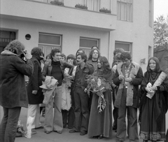 Magyarország, Budapest XV., Hubay Jenő tér, a felvétel a Kerületi Tanács (később Városháza) előtt készült., 1978, Fortepan, csoportkép, Budapest, Fortepan #21025