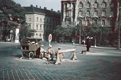 Hungary, Budapest V., Széchenyi István (Ferenc József) tér, balra a m. kir. államrendőrség budapesti főkapitánysága, középen a Zrínyi utca, jobbra a Gresham-palota., 1940, Danassy Károly, colorful, cobblestones, pulpit for police officers, Budapest, Fortepan #210300