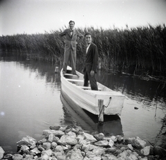 Hungary, Balatonudvari, 1940, Ferencziné Fodor Katalin, men, boat, man, shore, water, reed, photo aspect ratio: square, Fortepan #210311