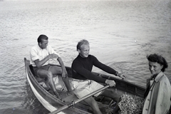 Hungary, Balatonudvari, az evezőnél a fiatal Básti Lajos színművész., 1940, Ferencziné Fodor Katalin, men, boat, man, woman, paddling, paddle, water, Fortepan #210312