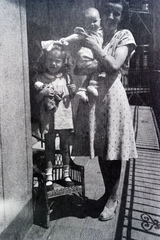 Hungary, Budapest VIII., a mai Molnár Ferenc tér 3. (Losy Imre utca 3.) az ún. Papházak egyike., 1947, Ferencziné Fodor Katalin, Budapest, outside balcony, girl, newborn, mother, wicker chair, Fortepan #210313