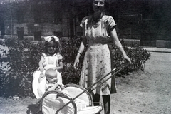 Hungary, Budapest VIII., a mai Molnár Ferenc tér., 1947, Ferencziné Fodor Katalin, Budapest, baby carriage, girl, ribbon, newborn, mother, Fortepan #210314