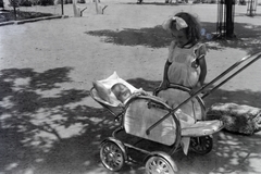 Hungary, Budapest VIII., a mai Molnár Ferenc tér, balra a harangláb kerítése., 1947, Ferencziné Fodor Katalin, baby carriage, Budapest, girl, ribbon, newborn, Fortepan #210316