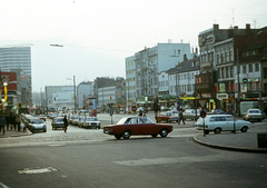 Németország, Hamburg, Reeperbahn - Davidstrasse sarok, szenben a Reeperbahn Hotsenstrasse - Davidstrasse közötti szakasza., 1972, Fürdőigazgatóság, állólámpa, Mercedes-márka, Mercedes W115, Fortepan #210337