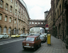 Németország, Frankfurt am Main, a Bethmannstrasse a Paulsplatz felé nézve, fent a Römer (városháza komlexum) déli és északi része közötti "Sóhajok hídja" ("Seufzerbrücke")., 1972, Fürdőigazgatóság, Fortepan #210371