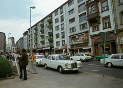 Németország, Frankfurt am Main, Paulsplatz, jobbra a Neue Kräme végén a Liebfrauenkirche (Boldogasszony templom) látható., 1972, Fürdőigazgatóság, színes, NSZK, Mercedes W111, Fortepan #210379