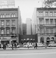 Magyarország, Budapest V., Károly (Tanács) körút, villamosmegálló az Astoriánál., 1982, Fortepan, cégtábla, utcakép, Fiat 850, Budapest, Fortepan #21038