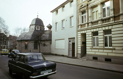 Németország, Siegburg, Ringstrasse a Bachstrasse felé nézve, szemben a Maria zum Frieden / Königin des Friedens kápolna., 1972, Fürdőigazgatóság, színes, Opel Kadett, NSZK, Fortepan #210393