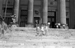 Hungary, Szeged, Móra Ferenc Múzeum., 1955, Gresz Miklós, sculpture, kids, flight of stairs, colonnade, Fortepan #210408