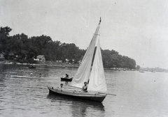 Magyarország, Budapest XIII., az Újpesti-öböl a Meder utca felől az Újpesti vasúti híd felé nézve. Balra a Népsziget., 1935, Hámornik Balázs, vitorláshajó, part, kajak, Budapest, Fortepan #210437