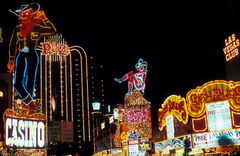 Amerikai Egyesült Államok, Nevada állam, Las Vegas, Fremont Street, balra a Neon Cowboy, a Pioneer Club kaszinó reklámja, szemben az Union Plaza., 1983, Herpay Gábor, színes, neonreklám, Fortepan #210464