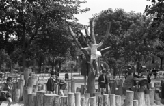 Magyarország, Budapest VIII., II. János Pál pápa (Köztársaság) téri játszótér, háttérben a Fővárosi Gázművek., 1964, Herpay Gábor, Budapest, rönkvár, Fortepan #210493