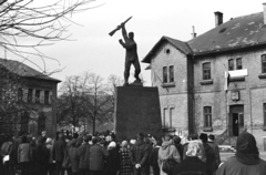 Hungary, Salgótarján, Fő tér, a vasútállomás előtt a Fegyvert fogó munkás című szobor (Tar István, 1959.)., 1969, Herpay Gábor, festive, Fortepan #210509