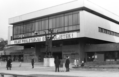 Hungary, Salgótarján, Fő tér, Felszabadulási emlékmű (Somogyi József, 1967.), mögötte a József Attila Művelődési Ház., 1971, Herpay Gábor, Fortepan #210518