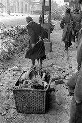 Hungary, Budapest VIII., Dobozi utca a Teleki László tér irányából a Magdolna utca kereszteződése felé nézve, távolban balra a Baross kocsiszín., 1945, Vörös Hadsereg, Budapest, carbarn, pylon, Soviet soldier, brick, machine gun, woman, snow piles, belongings, civilian, Fortepan #210525