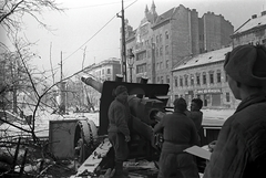 Magyarország, Budapest VIII., Kálvária tér, jobbra takarva a Karácsony Sándor utca torkolata., 1945, Vörös Hadsereg, löveg, Budapest, szovjet katona, hirdetőoszlop, ceruza, füzet, ML-20 tarack, 152 mm tarack, Fortepan #210527