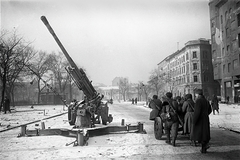 Magyarország, Budapest VIII., Kálvária tér, jobbra a Karácsony Sándor utca torkolata., 1945, Vörös Hadsereg, Budapest, légvédelem, légvédelmi ágyú, Fortepan #210529