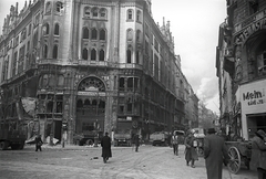 Magyarország, Budapest V., Petőfi Sándor utca a Kossuth Lajos utca felől nézve, balra a Párizsi udvar épülete., 1945, Vörös Hadsereg, Budapest, szekér, katona, járókelő, teherautó, Fortepan #210531