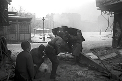 Magyarország, Budapest VIII., Teleki László tér, a háttérben a Szerdahelyi utca és a Bauer Sándor (Erdélyi) utca közötti házsor., 1945, Vörös Hadsereg, ágyú, szovjet katona, löveg, Budapest, Fortepan #210532