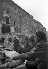 Magyarország, Budapest VIII., Teleki László tér, a háttérben a megsérült Kun utca 12. számú épület., 1945, Vörös Hadsereg, Budapest, épületkár, szovjet katona, térkép, Fortepan #210533