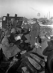 Magyarország, Budapest X., a távolban a víztorony az Ihász utca 29. szám alatt, a Fővárosi Vízművek telepén., 1945, Vörös Hadsereg, víztorony, lövedék, Budapest, Fortepan #210535