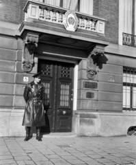 Hollandia, Hága, Oranjestraat 8., a Magyar Népköztársaság Követsége., 1956, Fortepan/Album052, rendőr, címer, Fortepan #210541