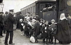 Hollandia, Henriëtte Kuyper, a budapesti holland missziós kórház vezetője és a holland főkonzul, Jan Clinge Fledderus támogatásával, nemzetközi humanitárius akció keretében indított gyermekvonat. A szegény sorsú magyar gyerekeknek segítséget nyújtó akció, a Centraal Comité voor de Noodlijdende Hongaarsche Kinderen és a Gyermekvédő Liga, a Vöröskereszt és a különböző egyházi szervezetek összefogásával., 1920, Fortepan/Album052, apáca, holland gyártmány, gőzmozdony, Fortepan #210546