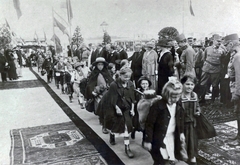 Ausztria, Linz, Duna-part, kikötő az "Alte Brücke" (a helyén ma a Nibelungenbrücke van) mellett. Kissé jobbra középen IV. Károly király és Zita királyné., 1918, Fortepan/Album052, Fortepan #210550