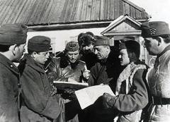 "magyar - német katonai tanácskozás a harctéren, a szétugrasztott szovjet csapatok üldözéséről", 1942, Fortepan/Album052, parasztház, bőrkabát, Fortepan #210568