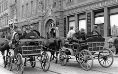 Magyarország, Szeged, Széchenyi tér, háttérben a Szeged-Csongrádi Takarékpénztár épülete., 1944, Vörös Hadsereg, fogat, gépfegyver, Maxim-márka, Fortepan #210570