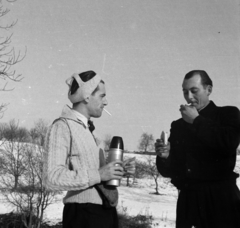 1949, Hontvári Judit, vacuum flask, cigarette, men, snow, Fortepan #210594