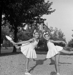 Hungary, Budapest XI., Bocskai út a Kosztolányi Dezső térnél, a háttérben középen az épület a Fadrusz utca sarkán áll., 1948, Hontvári Judit, dance, kids, girl, kid, ballet, Budapest, ballet shoes, ballerina, photo aspect ratio: square, white dress, posture, Fortepan #210611