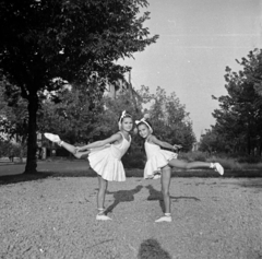 Hungary, Budapest XI., Bocskai út a Kosztolányi Dezső térnél, a háttérben középen az épület a Fadrusz utca sarkán áll., 1948, Hontvári Judit, kids, girl, kid, ballet, Budapest, ballet shoes, ballerina, photo aspect ratio: square, Fortepan #210612