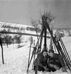 1949, Hontvári Judit, skiing, humour, lady, skis, gloves, Fortepan #210614