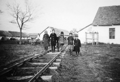 Hungary, Ányás, major a Tisza mellett., 1936, Del Medico Imre, railway, tableau, farm, kids, Fortepan #21062