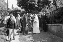 Hungary, Budapest XI., a felvétel a Ménesi út 57/a számú ház oldalkapuja előtt készült., 1949, Hontvári Judit, Budapest, wedding ceremony, fence, Fortepan #210621