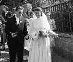 Hungary, Budapest XI., a felvétel a Ménesi út 57/a számú ház oldalkapuja előtt készült., 1949, Hontvári Judit, Budapest, wedding ceremony, fence, Fortepan #210622