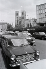 Belgium, Brüsszel, Boulevard de l'Impératrice, háttérben a Szent Mihály és Szent Gudula-székesegyház (Cathédrale des Sts Michel et Gudule)., 1973, Jakab Antal, Austin-márka, Fortepan #210625