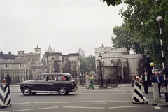 Egyesült Királyság, London, a Tower bejárata, az előtérben a Middle Tower, hátrébb a Byward Tower körbástyái, a háttérben a Tower Bridge tornyainak a teteje, 1973, Jakab Antal, színes, Austin-márka, Austin FX4, Fortepan #210630