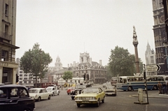 Egyesült Királyság, London, a Sanctuary a Broad Sanctuary felé nézve. A kép közepén a Supreme Court, kép jobb szélén a Westminster Abbey sarka, a kettő között a háttérben a Big Ben., 1973, Jakab Antal, színes, autóbusz, Fortepan #210631