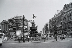 Egyesült Királyság, London, Piccadilly Circus, Shaftesbury Memorial Fountain. Háttérben a Coventry Street., 1973, Jakab Antal, Fortepan #210633