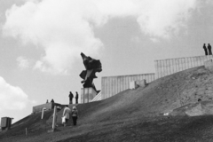 Hungary, Pécs, Hunyadi János utca, Felszabadulási emlékmű (később Szárnyas Niké) Makrisz Agamemnon 1975-ben felavatott alkotása., 1976, Jakab Antal, Fortepan #210689