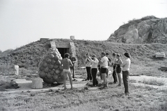 Magyarország, Nagyharsány, szoborpark a kőfejtőben, Bocz Gyula szobrászművész (háttal) és alkotása a Csillagok (1973-1974). 1997-ben került Pécsre a Móra Ferenc utca 72. szám alatti Hauni Hungaria Gépgyártó (korábban Sopiana Gépgyár) elé., 1977, Jakab Antal, Villányi művésztelep, Fortepan #210695